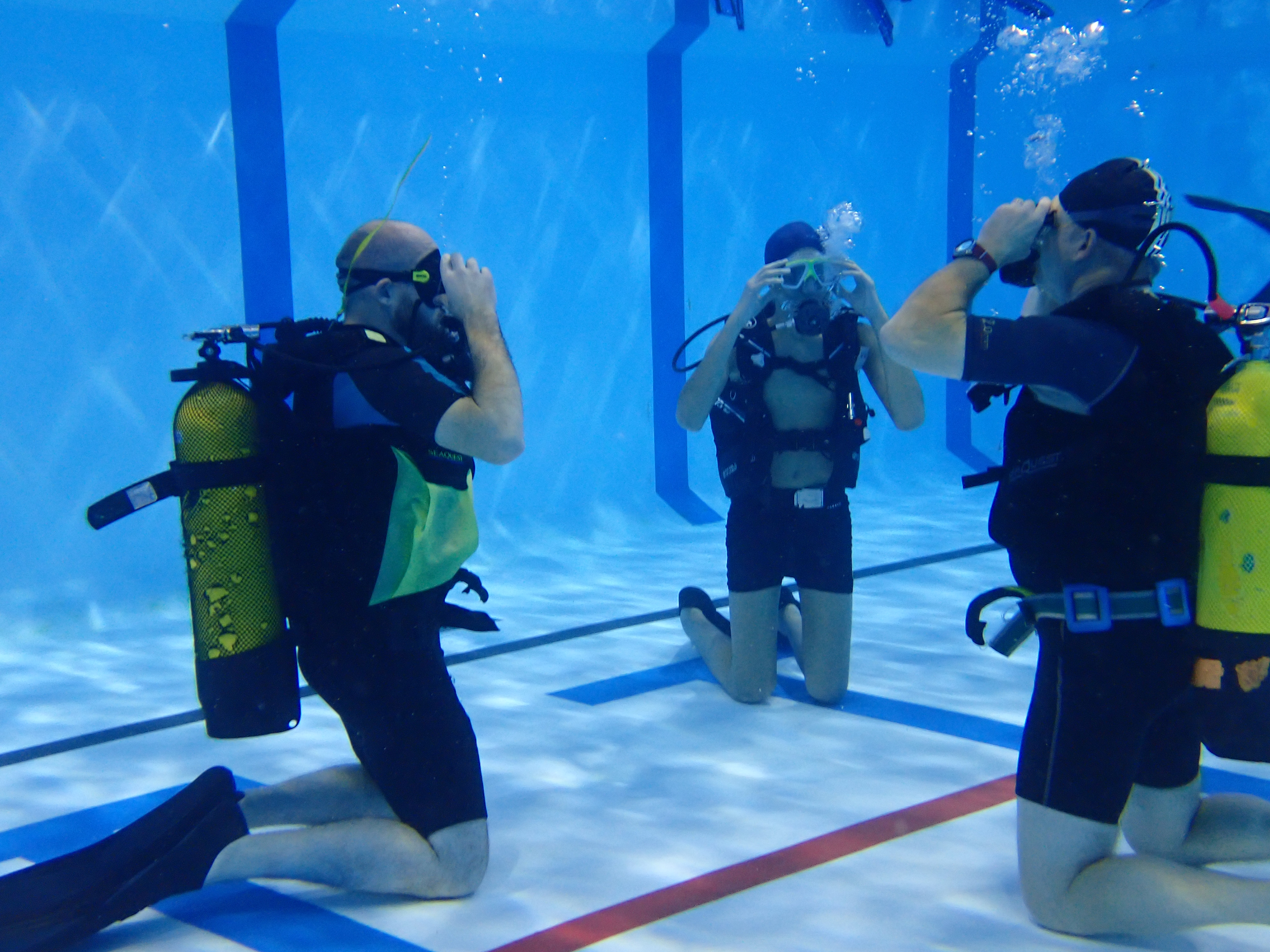 plongée dans la piscine