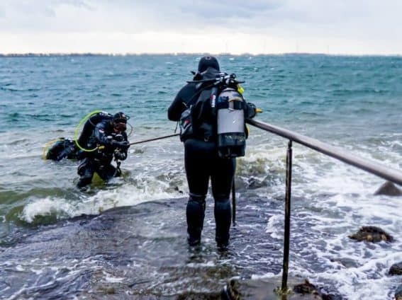 image de plongeur entrant dans la mer de Zélande